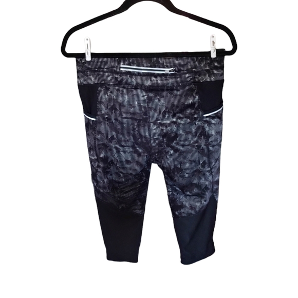 ATHLETA Be Free Knicker Capri Dot Maze Crop - Picture 6 of 6